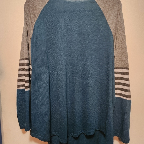 Torrid SZ 2 Teal and Gray Long Sleeved T-Shirt - Picture 5 of 5